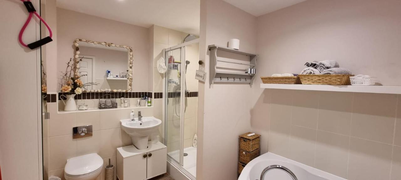 Gold Penthouse Room 5Min To Basingstoke Hospital Eksteriør billede